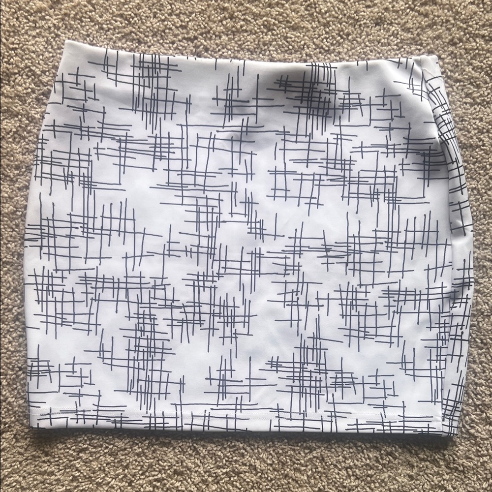Forever 21 White and Black Abstract Mini Skirt